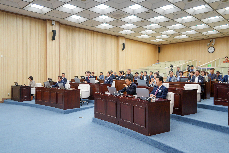 제9대 안성시의회 첫 집행부 안건 심사.. <br>안성문화관광재단, 논란 끝에 표결로 가결
